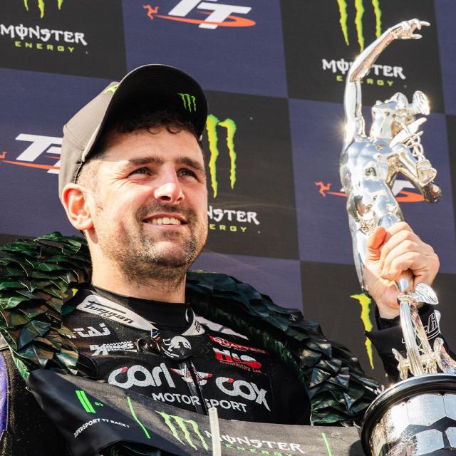 Michael Dunlop holding pokal