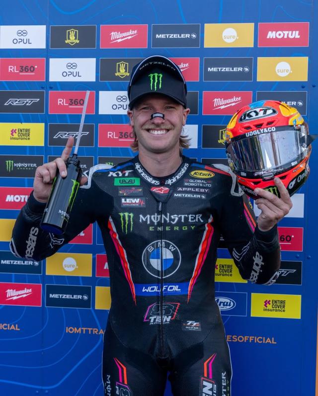 Michael Dunlop holding pokal